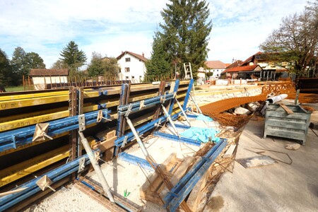 GRADNJA NOVE BRVI ČEZ CERKNIŠČICO 04 FOTO LJUBO VUKELIČ